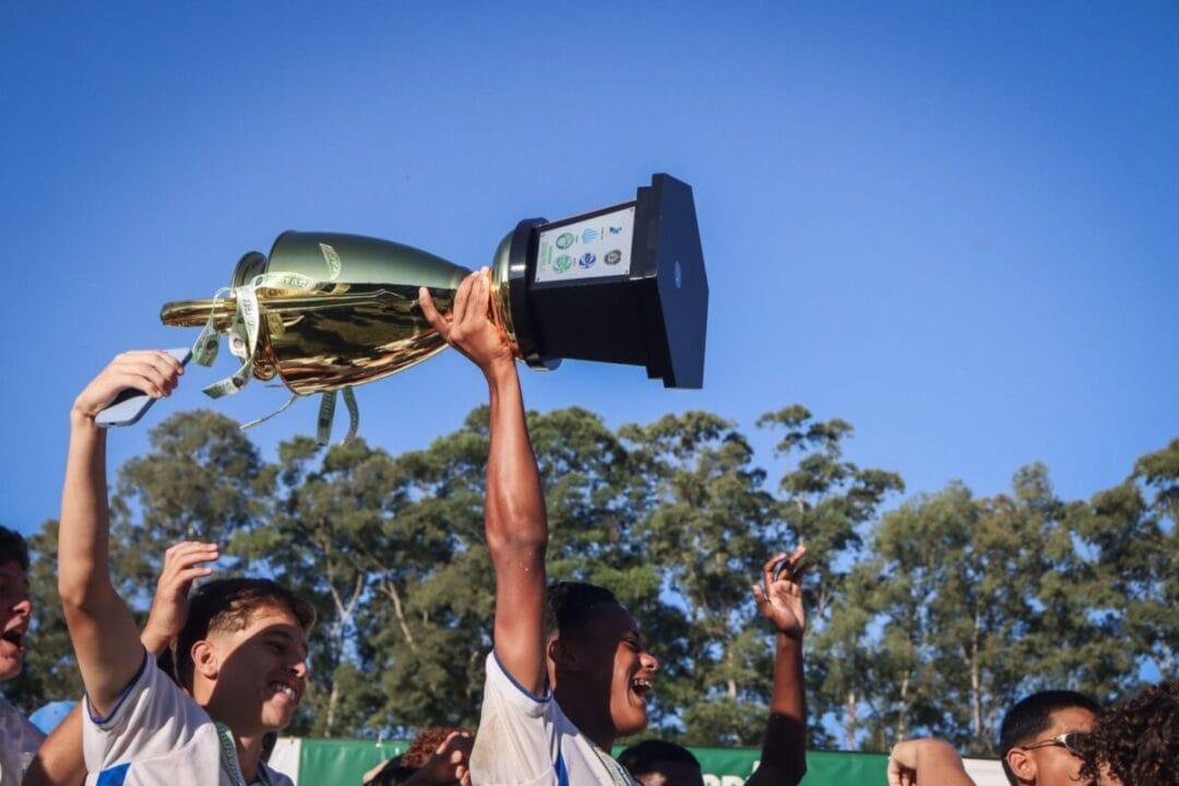 Equipe do Avaí comemorando o título da Taça Guaporé Sub-15