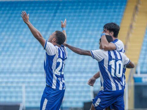 Jogadores do Avaí e Sport Recife em campo
