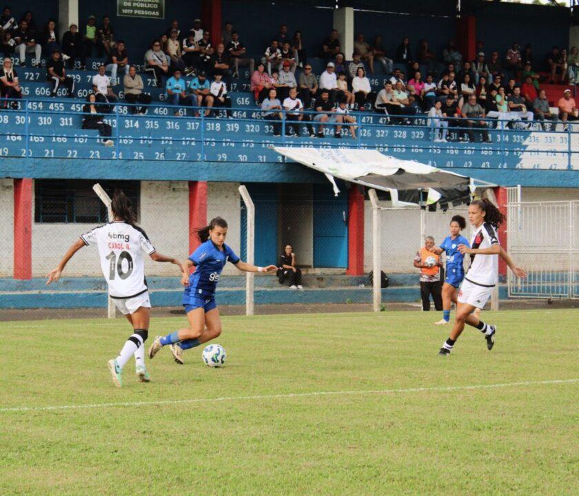 Jogadoras do Avaí/Kindermann em partida contra o Atlético-MG
