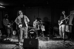 Foto da banda Jubarte Elevador se apresentando ao vivo no Teatro Carmen Fossari