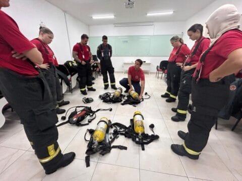 Bombeiros Comunitários utilizando Equipamentos de Proteção Individual e Respiratória