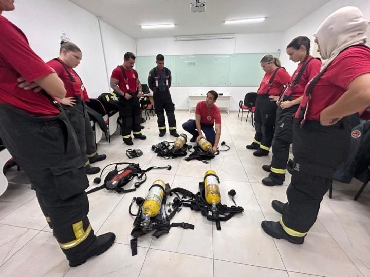 Bombeiros Comunitários utilizando Equipamentos de Proteção Individual e Respiratória