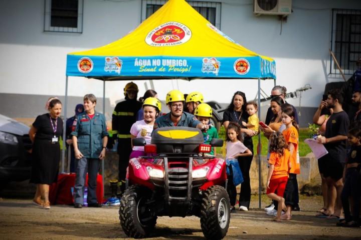 Bombeiros Militares participando do evento 'Prefeitura nos Bairros' em Blumenau