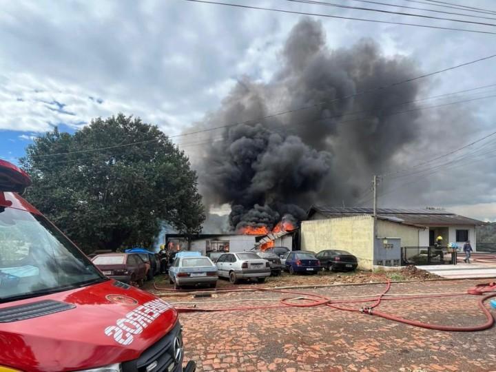 Bombeiros atuando no combate a incêndio em residência de Abelardo Luz