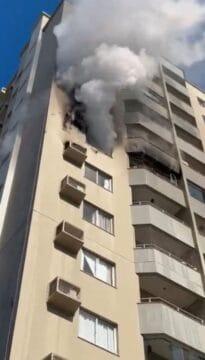 Equipe de bombeiros atuando no combate a incêndio em edifício multifamiliar