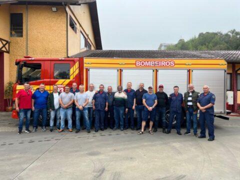 Bombeiros reunidos em evento 'Café com Veteranos'