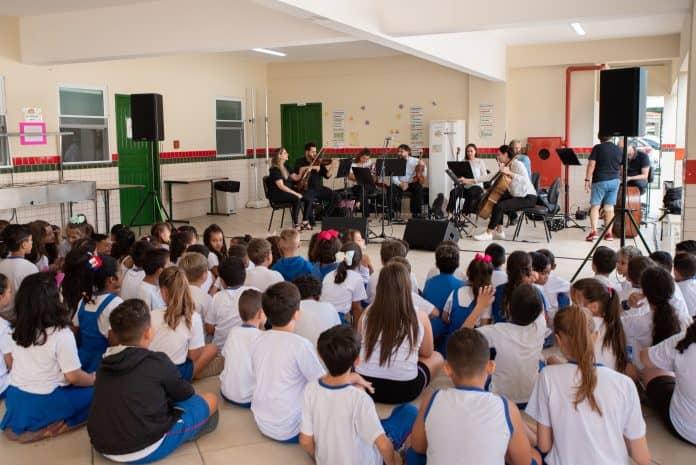 Octeto de Cordas da Camerata Florianópolis em apresentação do projeto 'Villa-Lobos para Crianças'