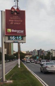 Caixas de presente coloridas nos relógios de rua de Florianópolis