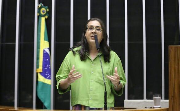 Ilustração de pessoas utilizando tecnologia de forma consciente