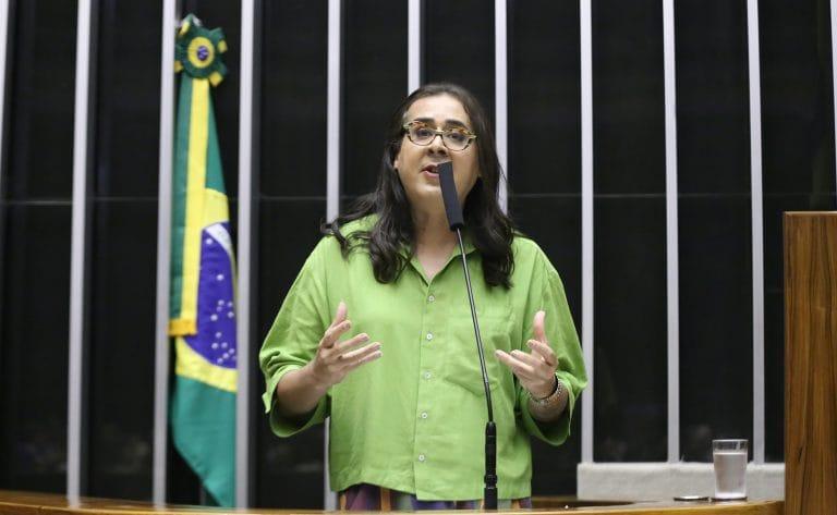 Ilustração de pessoas utilizando tecnologia de forma consciente