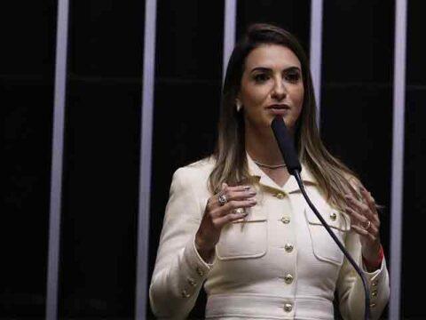 Imagem representativa de mulheres participando de programa de capacitação no setor de turismo