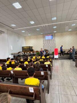 Bombeiros ministrando palestra sobre Primeiros Socorros para jovens do projeto ADAD