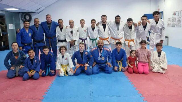 Judoca Carlos Figueiredo com medalhas de ouro e prata