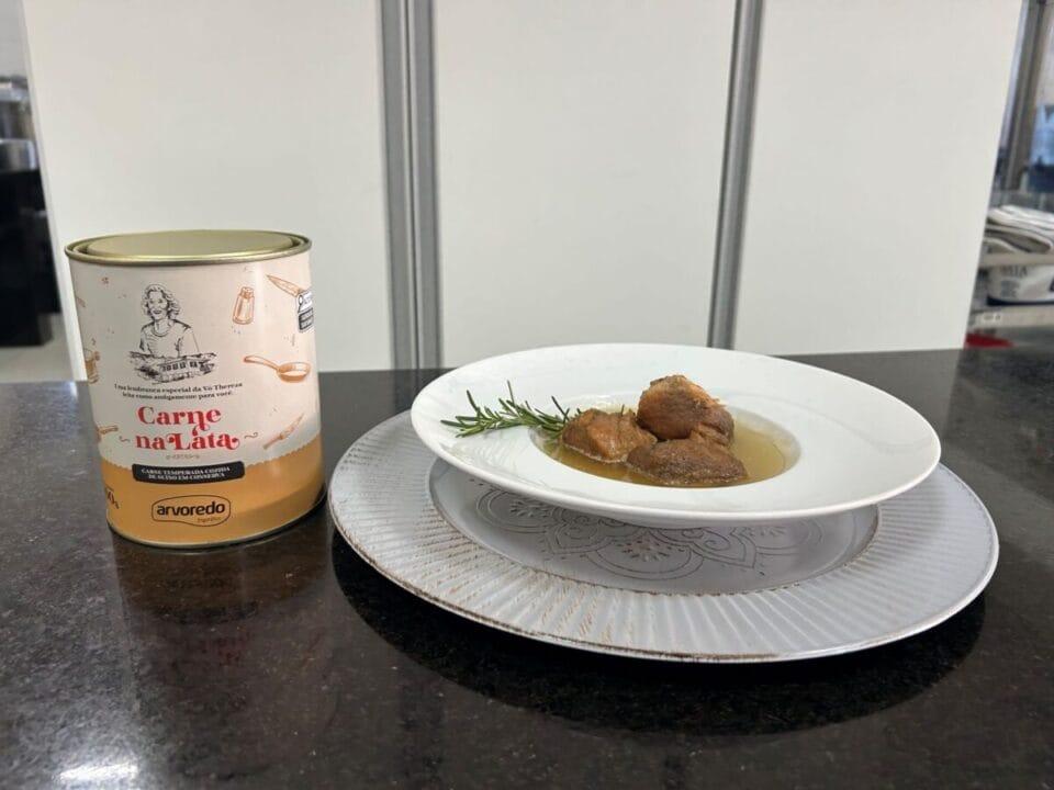 Carne na lata tradicional sendo preparada