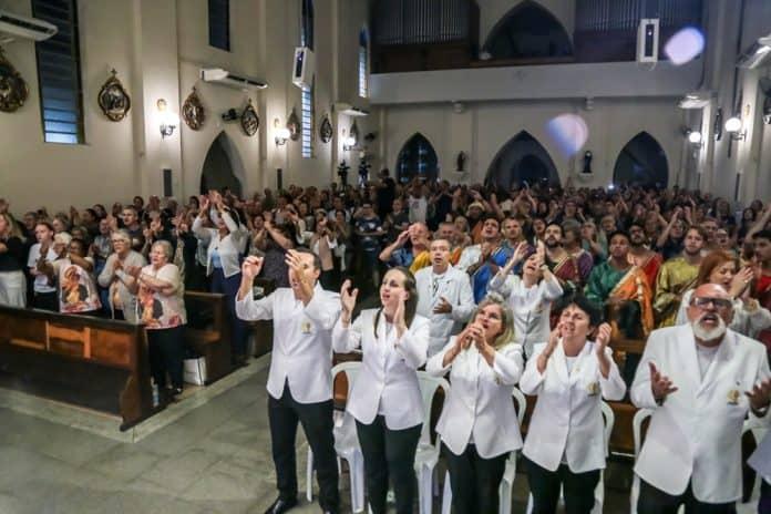 Fiéis rezando durante o Cerco de Jericó