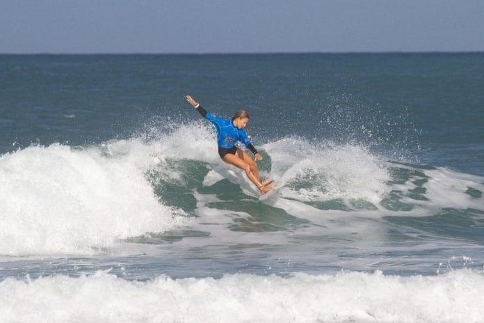 Competição de surf na praia da Joaquina
