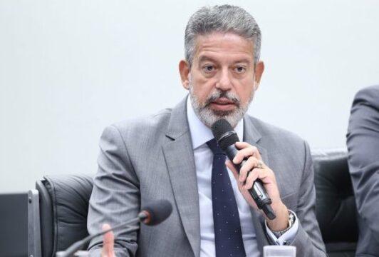 Deputados discutindo a reforma do Imposto de Renda