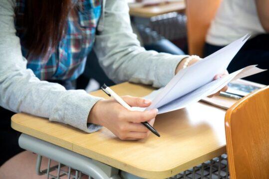 Deputados em discussão na Comissão Especial do Plano Nacional de Educação sobre estratégias educacionais