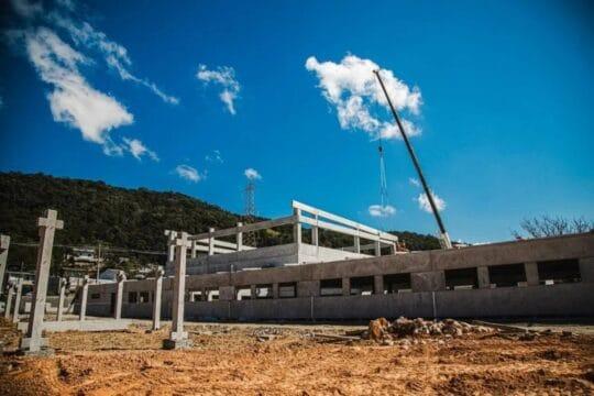 Imagem do complexo educacional em construção