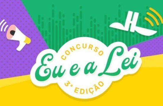 Estudantes produzindo obras radiofônicas