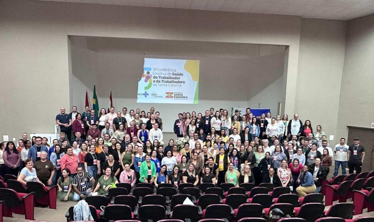 Delegados discutindo saúde do trabalhador em conferência