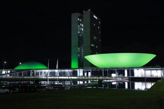 Congresso Nacional iluminado de verde em honra aos enfermeiros