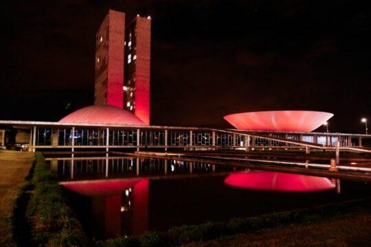 Congresso Nacional iluminado de vermelho