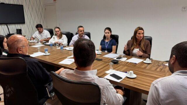 Prefeita Juliana Pavan e representantes da Arteris Litoral Sul em reunião sobre conservação das marginais da BR-101 em Balneário Camboriú