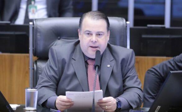 Imagem de um televisor com conversor digital integrado