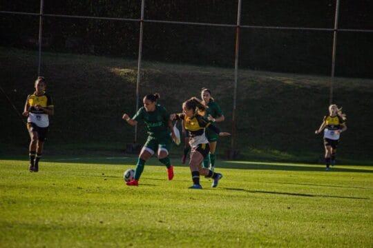 Jogadoras de futebol em campo