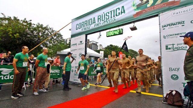 Atletas correndo na Corrida Rústica da PMSC