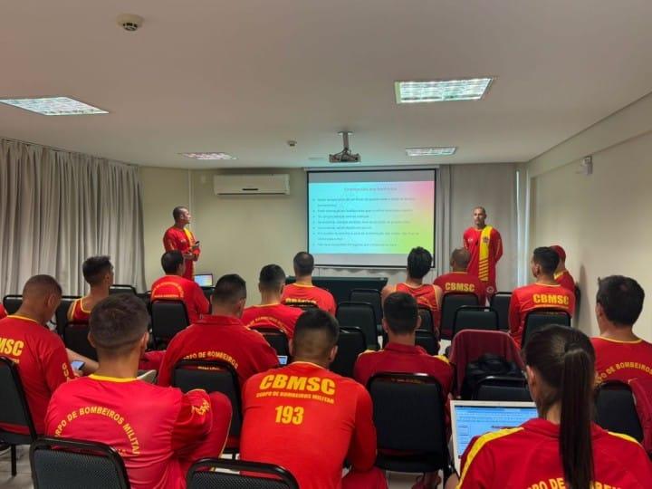 Instrutor de Guarda-Vidas ministrando curso na praia