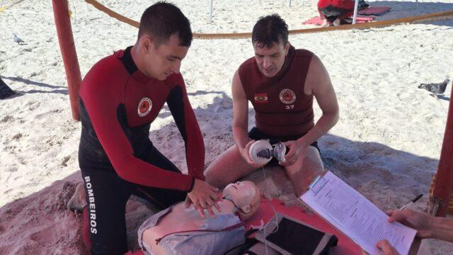 Instrutores de Guarda-Vidas em treinamento na Praia dos Ingleses