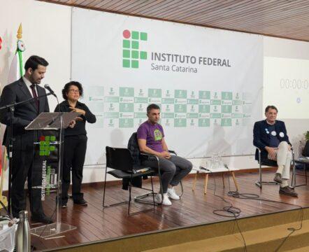 Candidatos debatendo propostas para reitor do IFSC