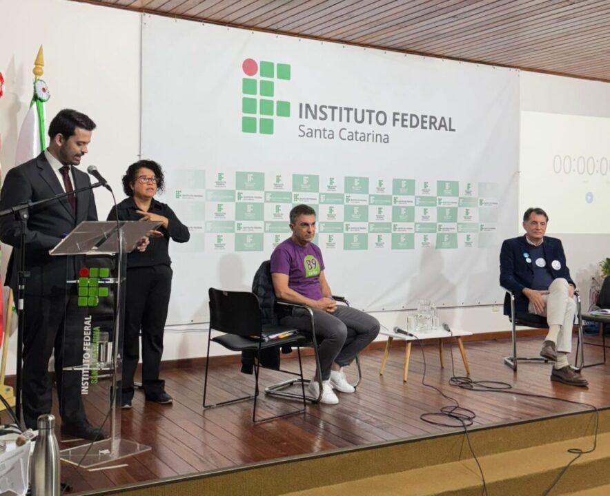 Candidatos debatendo propostas para reitor do IFSC