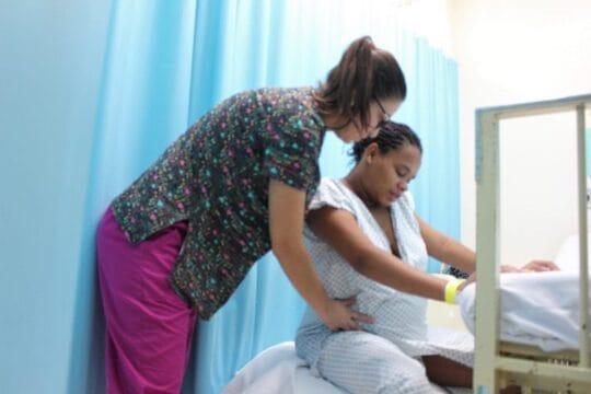 Deputada Ana Paula Lima discursando sobre o modelo obstétrico brasileiro