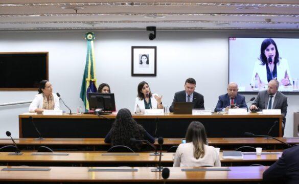 Imagem ilustrativa de especialistas discutindo sobre alfabetização