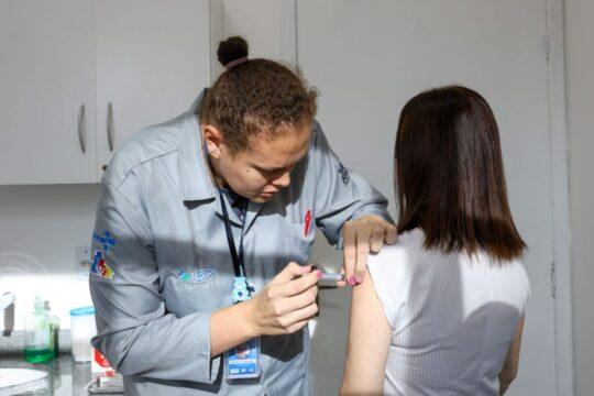 Pessoas sendo vacinadas em unidade de saúde