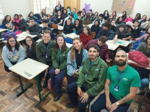 Alunos aprendendo sobre tratamento de esgoto na CASAN