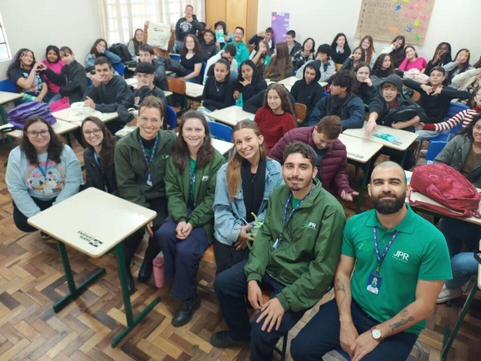 Alunos aprendendo sobre tratamento de esgoto na CASAN