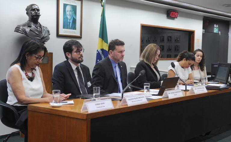 Ilustração de estudantes em sala de aula
