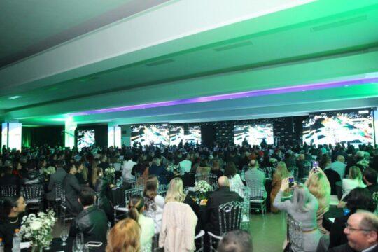 Palco da Efapi do Brasil com público animado