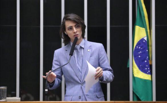 Profissional de saúde embarcando em avião
