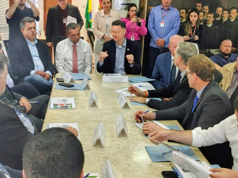 Secretário de Estado da Fazenda explicando os atrasos nas emendas impositivas na Alesc