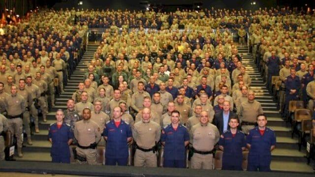 Militares da Polícia Militar e Corpo de Bombeiros em apresentação institucional