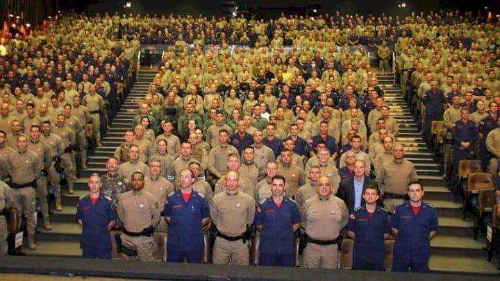Militares da Polícia Militar e Corpo de Bombeiros em apresentação institucional
