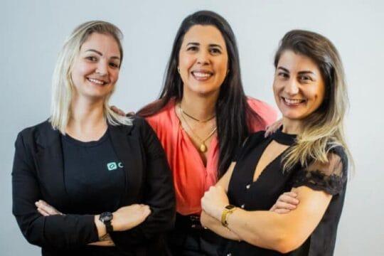 Enfermeiras cuidando de pacientes com humanização