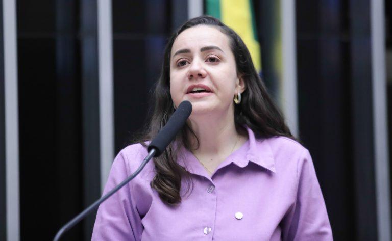 Estudante gestante acompanhando aula remotamente