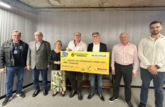 Imagem representativa da entrega da doação do Estacionamento Solidário à APAE Florianópolis