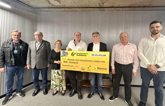 Imagem representativa da entrega da doação do Estacionamento Solidário à APAE Florianópolis